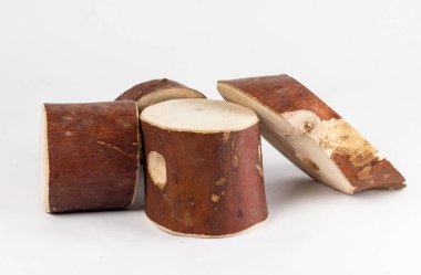 Küçük ahşap ağaç kütükleri izole