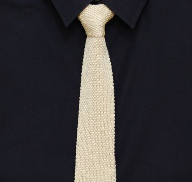 siyah gömlek ve krem kravat