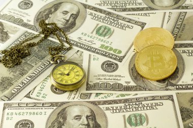 Cep saati ile dolar banknotları üzerinde Bitcoin