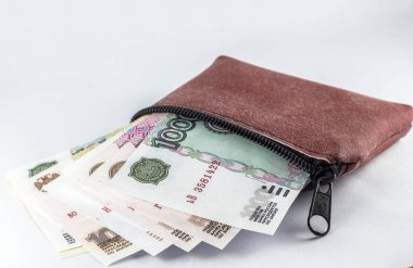 Rus Rublesi banknotları, beyaz arka planlı temel cüzdan