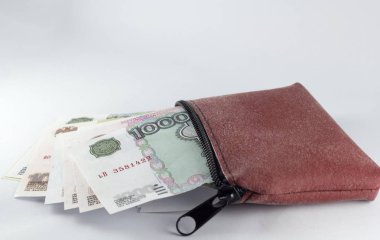 Rus Rublesi banknotları, beyaz arka planlı temel cüzdan
