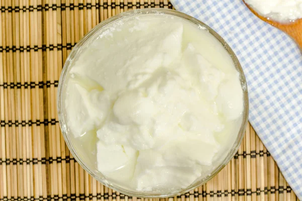 Naturlig Hemlagad Vanlig Ekologisk Yoghurt Med Trä Sked — Stockfoto