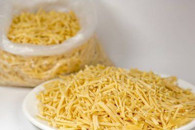 El yapımı erişte. Geleneksel Türk Mutfağından
