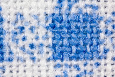 mavi ve beyaz örgü kumaş yakın