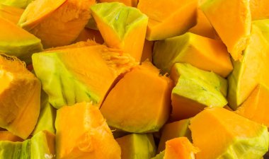 Kabak parçaları bir küp dilim kesilmiş