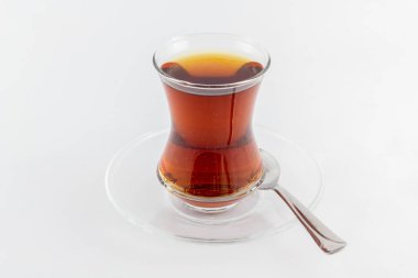 Beyaz üzerine izole edilmiş bir bardak Türk çayı