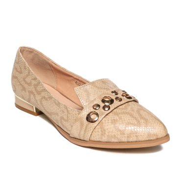 Kadın moccasinse beyaz arka plan üzerinde izole deri ayakkabı