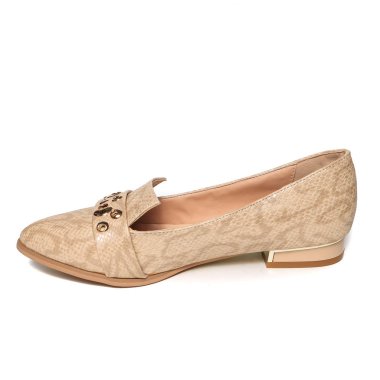 Kadın moccasinse beyaz arka plan üzerinde izole deri ayakkabı