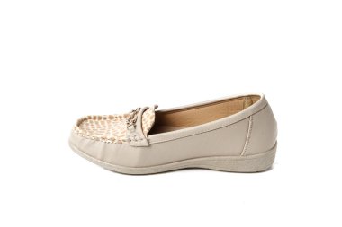 Kadın moccasinse beyaz arka plan üzerinde izole deri ayakkabı