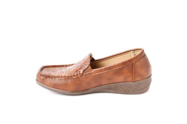 Kadın moccasinse beyaz arka plan üzerinde izole deri ayakkabı