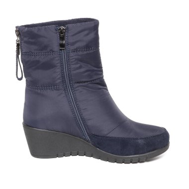 Beyaz arka plan üzerinde izole kadın demi-sezon çizmeler