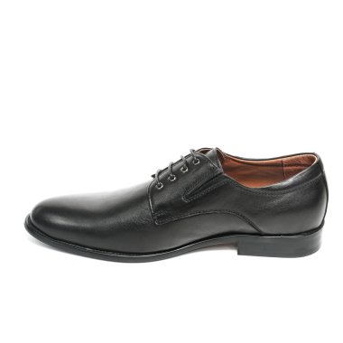 Office deri üzerinde beyaz izole ayakkabı adam