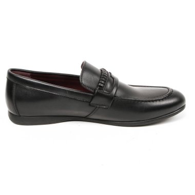 Office deri üzerinde beyaz izole ayakkabı adam