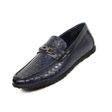 Office deri üzerinde beyaz izole ayakkabı adam