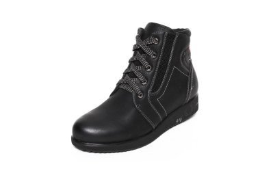 Kadın yarı sezon ayakkabıları beyaz arka planda izole edilmiş deri.