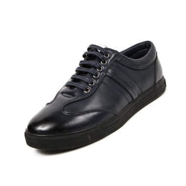 Office deri üzerinde beyaz izole ayakkabı adam