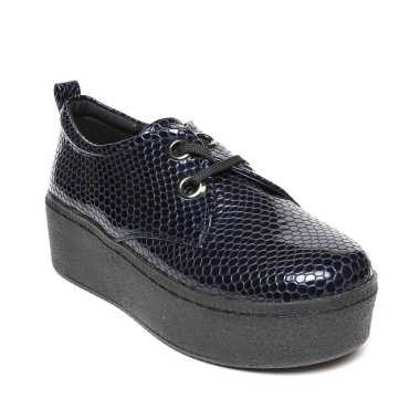 Kadın yarı sezon ayakkabıları beyaz arka planda izole edilmiş deri.