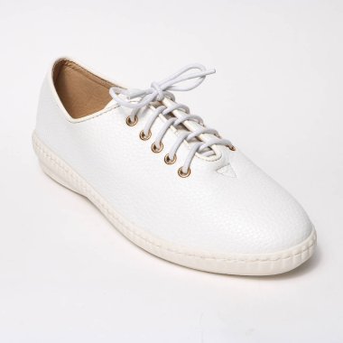 Beyaz arka plan üzerinde izole kadın ayakkabı deri