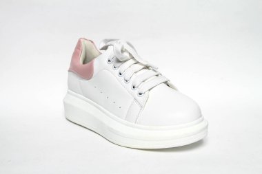 Beyaz arka plan üzerinde izole kadın ayakkabı deri