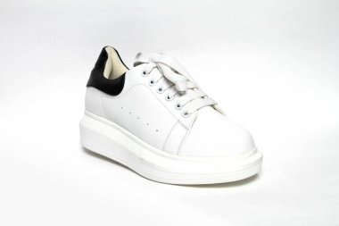 Beyaz arka plan üzerinde izole kadın ayakkabı deri