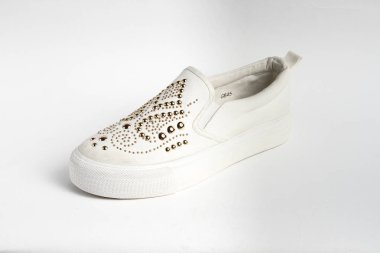 Beyaz arka plan üzerinde izole kadın ayakkabı deri