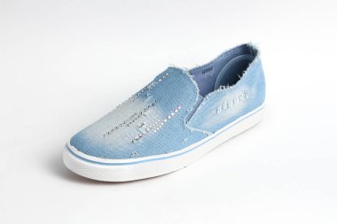 Beyaz arka plan üzerinde izole kadın ayakkabı deri