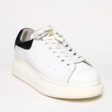 Beyaz arka plan üzerinde izole kadın ayakkabı deri