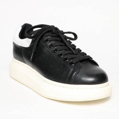 Beyaz arka plan üzerinde izole kadın ayakkabı deri