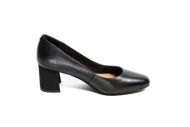 Beyaz arka plan üzerinde izole kadın ayak ve platform ayakkabı