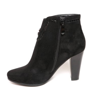 Kadın yarı sezon ayakkabıları beyaz arka planda izole edilmiş deri.