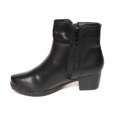 Kadın yarı sezon ayakkabıları beyaz arka planda izole edilmiş deri.