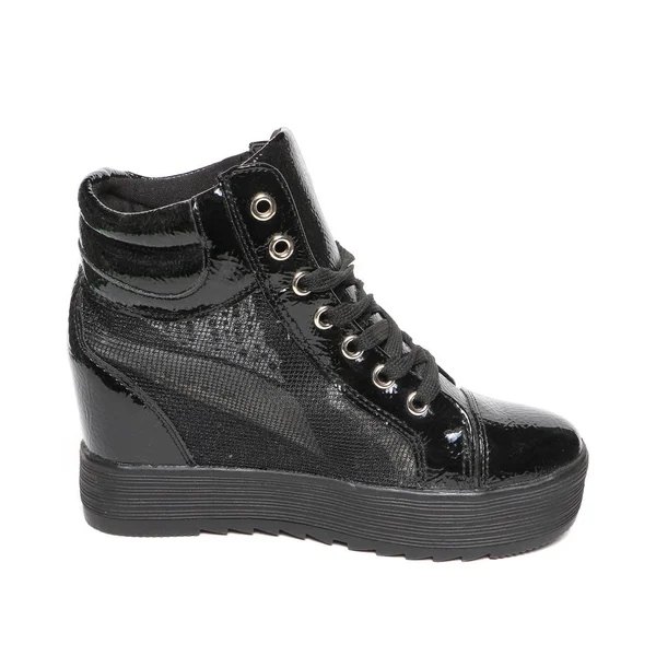 Zapatillas de deporte de hombre de cuero negro aisladas sobre zapatos  deportivos de fondo negro grunge