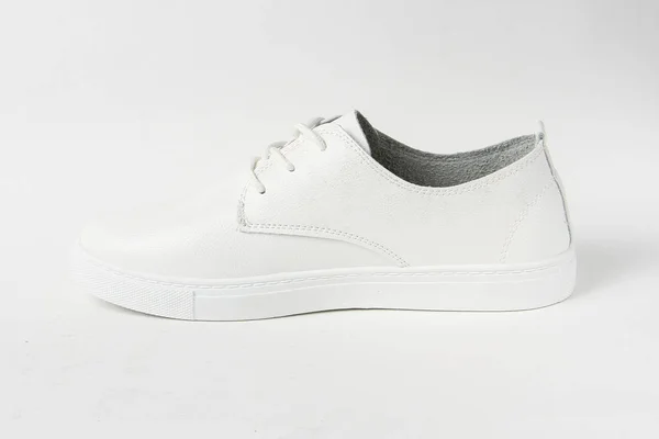 白で隔離のクールなスニーカー靴 — ストック写真