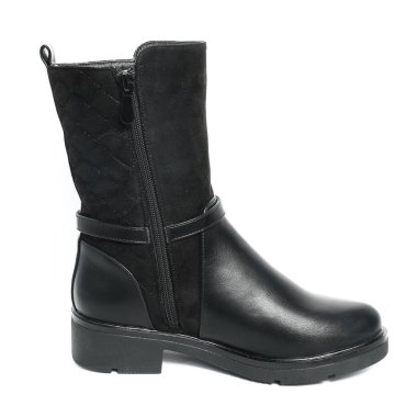 Kadın yarı sezon ayakkabıları beyaz arka planda izole edilmiş deri.