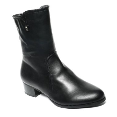 Kadın yarı sezon ayakkabıları beyaz arka planda izole edilmiş deri.