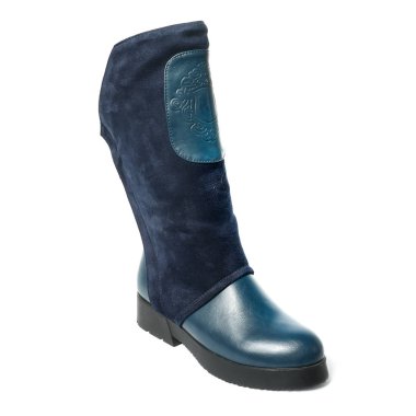 Kadın yarı sezon ayakkabıları beyaz arka planda izole edilmiş deri.