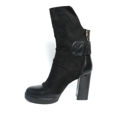 Kadın yarı sezon ayakkabıları beyaz arka planda izole edilmiş deri.