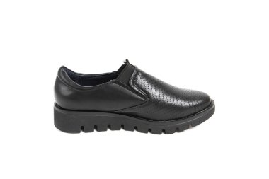 Kadın yarı sezon ayakkabıları beyaz arka planda izole edilmiş deri.