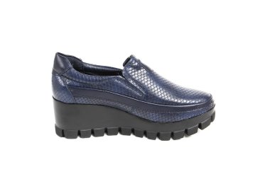 Kadın yarı sezon ayakkabıları beyaz arka planda izole edilmiş deri.