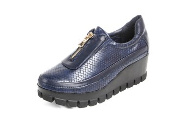 Kadın yarı sezon ayakkabıları beyaz arka planda izole edilmiş deri.