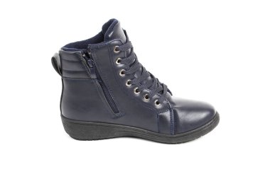 Kadın yarı sezon ayakkabıları beyaz arka planda izole edilmiş deri.