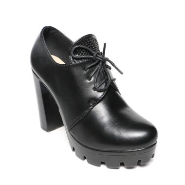 Beyaz arka plan üzerinde renkli izole kadın siyah platform ayakkabı