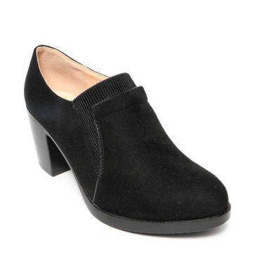 Beyaz arka plan üzerinde renkli izole kadın siyah platform ayakkabı