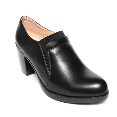 Beyaz arka plan üzerinde renkli izole kadın siyah platform ayakkabı