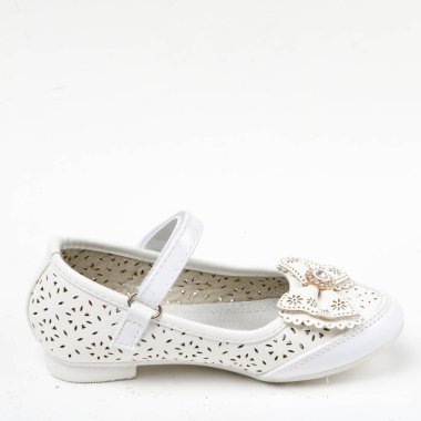 Çocuğun loafer'lar beyaz arka plan ve şık modern ayakkabı