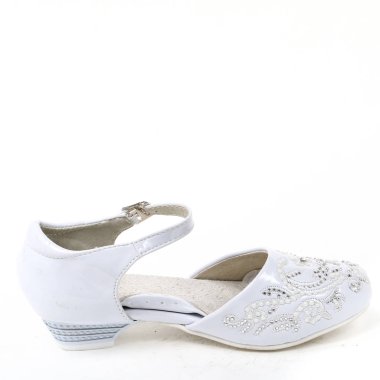 Çocuğun loafer'lar beyaz arka plan ve şık modern ayakkabı