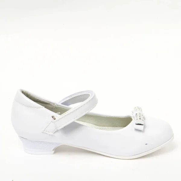 白色背景的儿童鞋和时尚的现代鞋 — 图库照片
