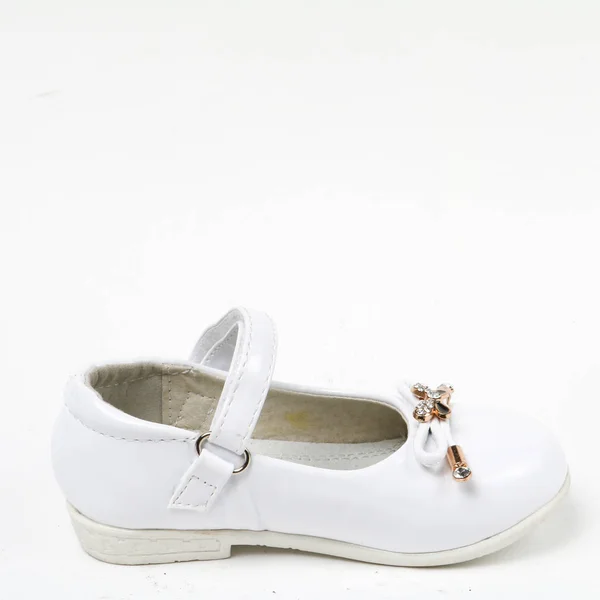 白色背景的儿童鞋和时尚的现代鞋 — 图库照片