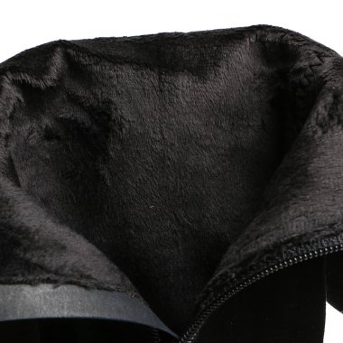 Beyaz bir arka plan üzerinde ayakkabı parçaları. Oyma öğeleri-dantel, tek, bağlantı elemanları, kürk ile detaylı Ayakkabı.