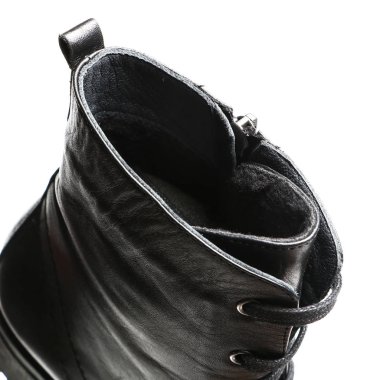 Beyaz bir arka plan üzerinde ayakkabı parçaları. Oyma öğeleri-dantel, tek, bağlantı elemanları, kürk ile detaylı Ayakkabı.